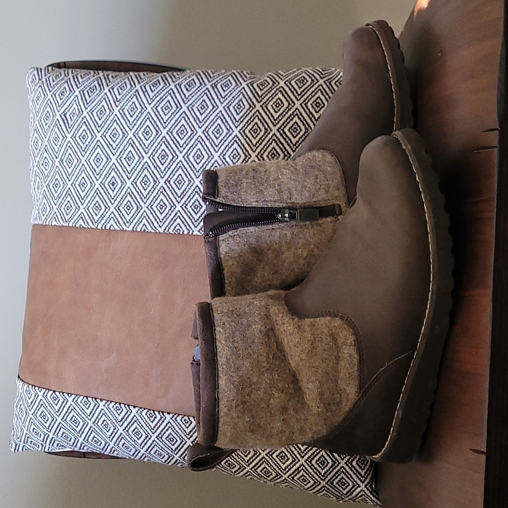UGG Boots ~ Size 4 ~ Youth